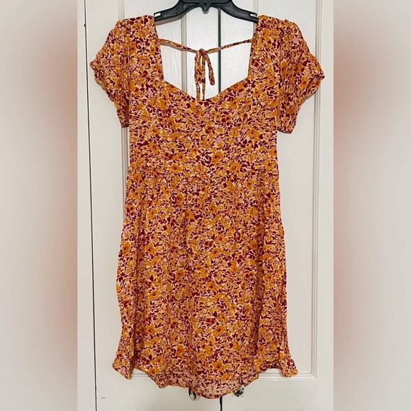 LunaChix Floral print dress with an open back - Picture 5 of 7